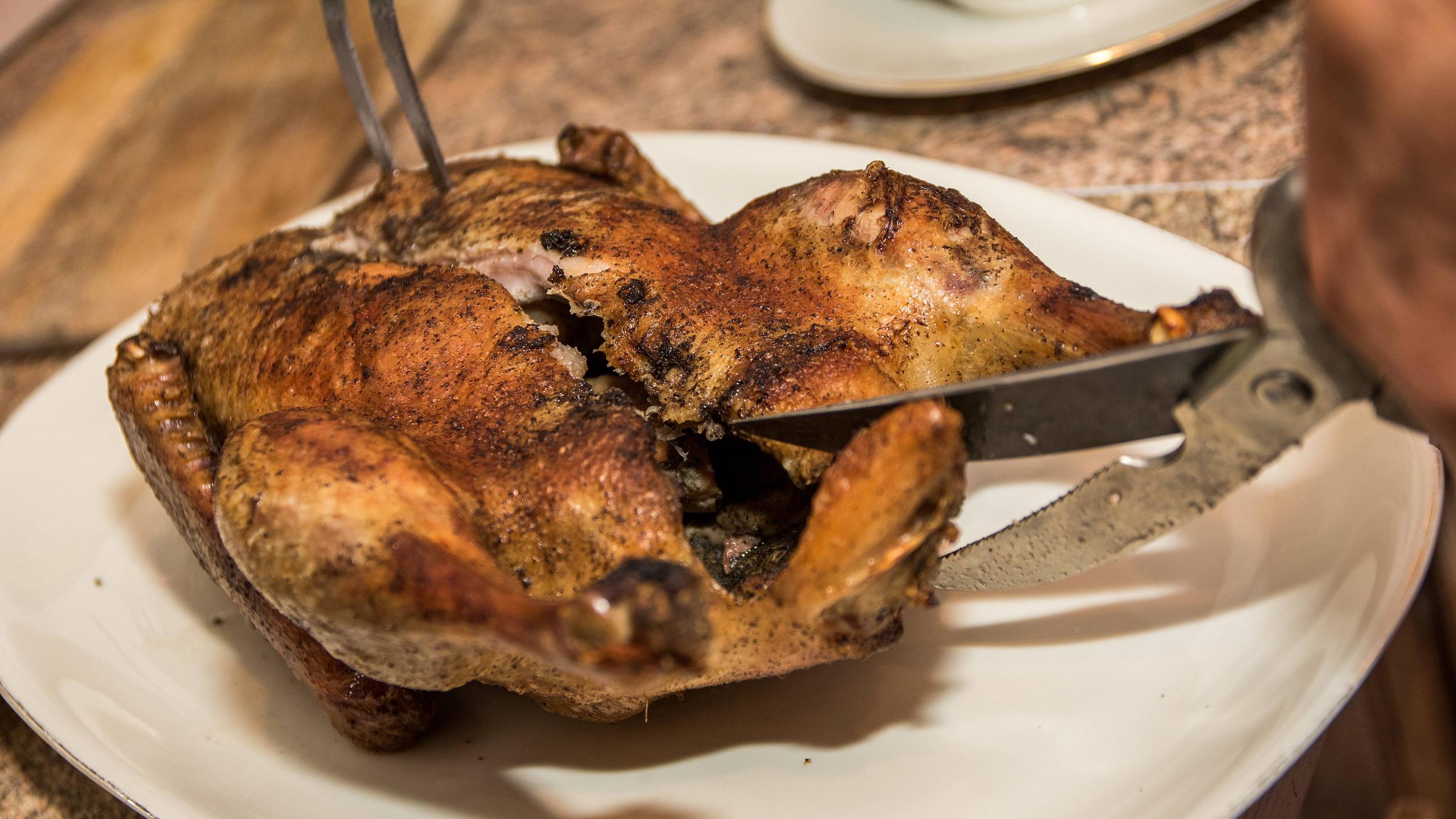 Archiv: Festtagsente wird tranchiert, aufgenommen am 26.12.2017