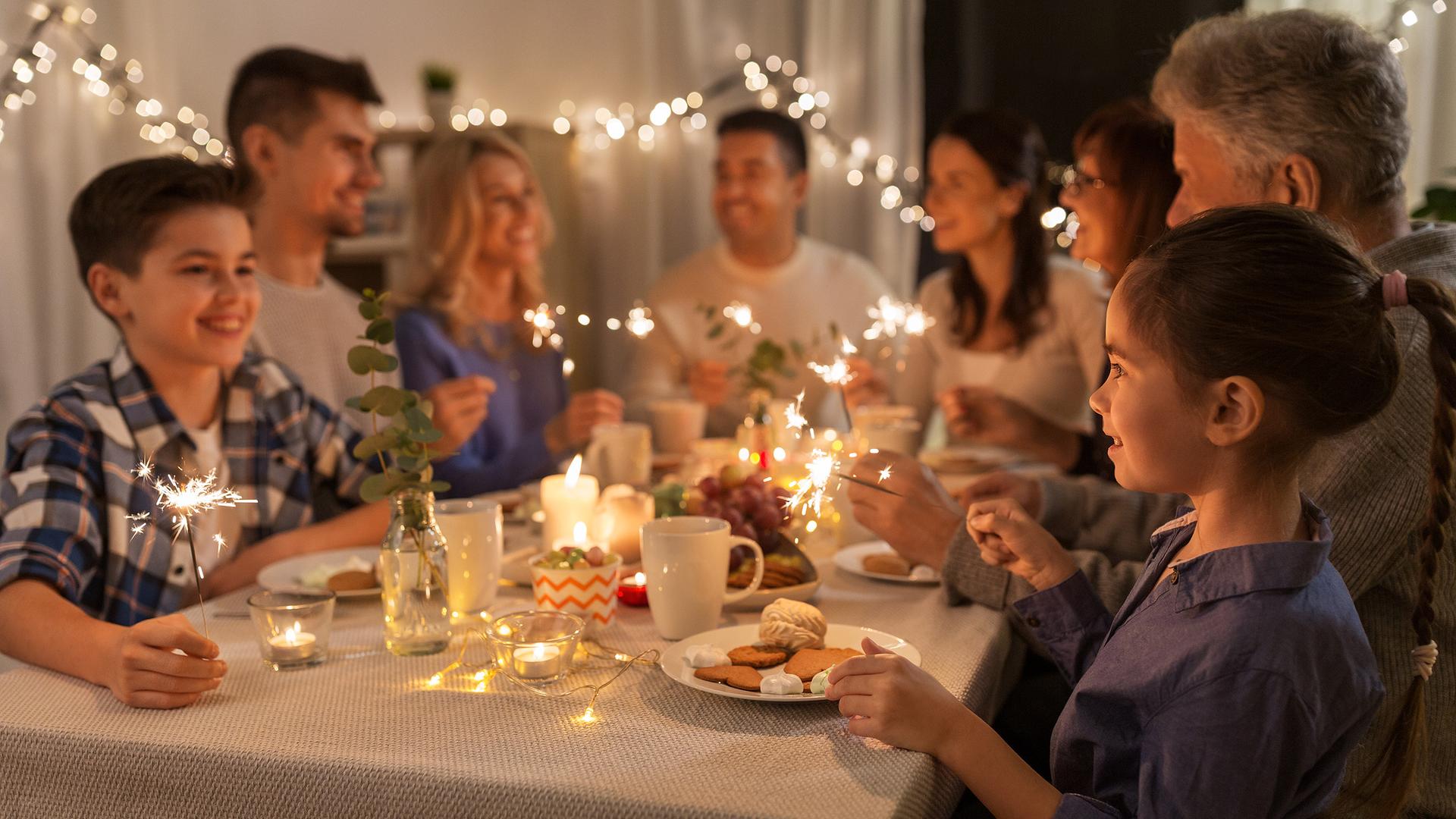 Familie feiert fröhlich Weihnachten