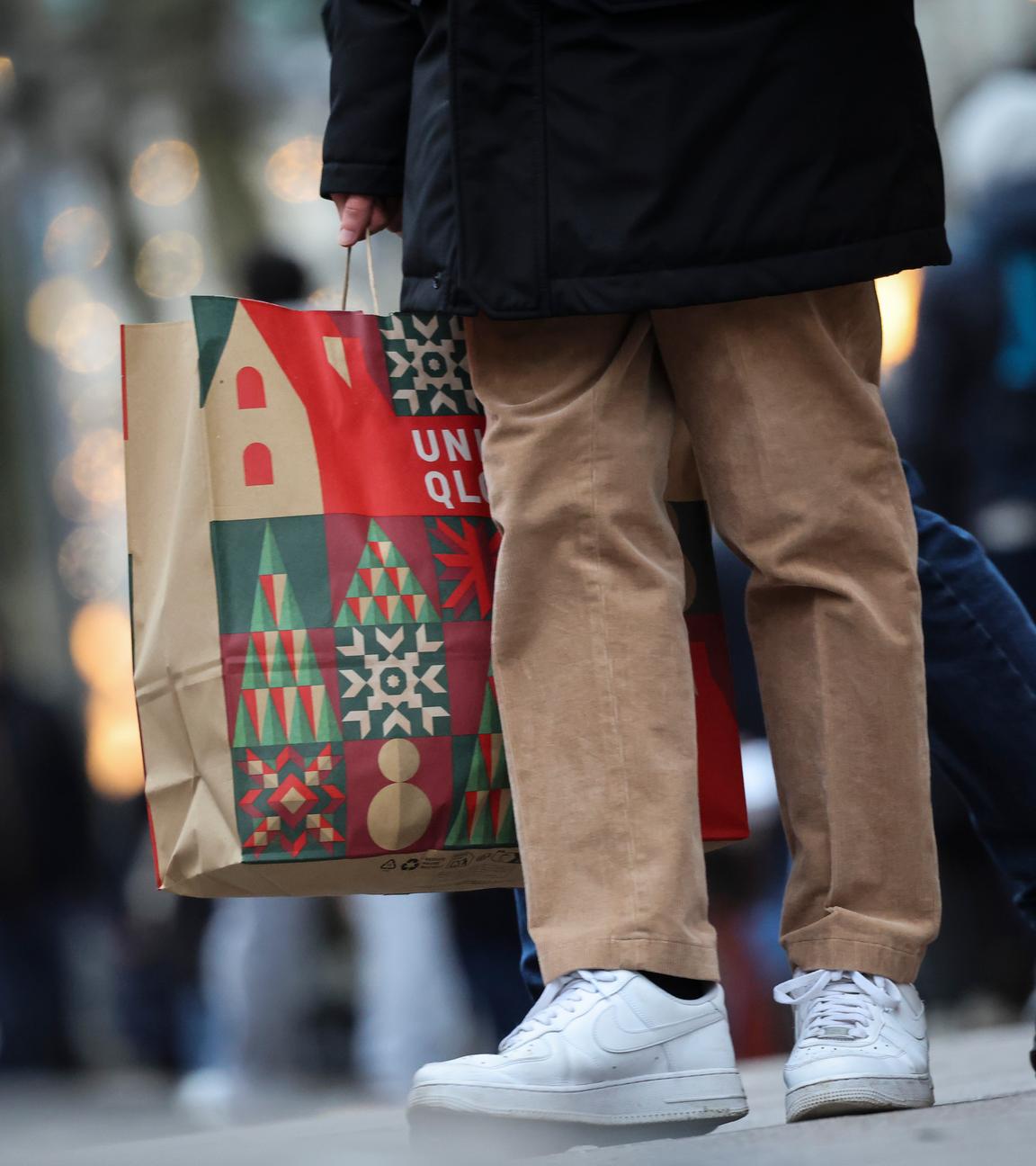 Passanten sind mit ihren Weihnachtseinkäufen auf der Mönckebergstraße in der Hamburger Innenstadt unterwegs.