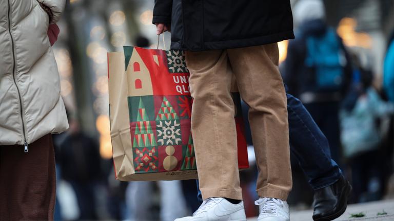 Passanten sind mit ihren Weihnachtseinkäufen auf der Mönckebergstraße in der Hamburger Innenstadt unterwegs.
