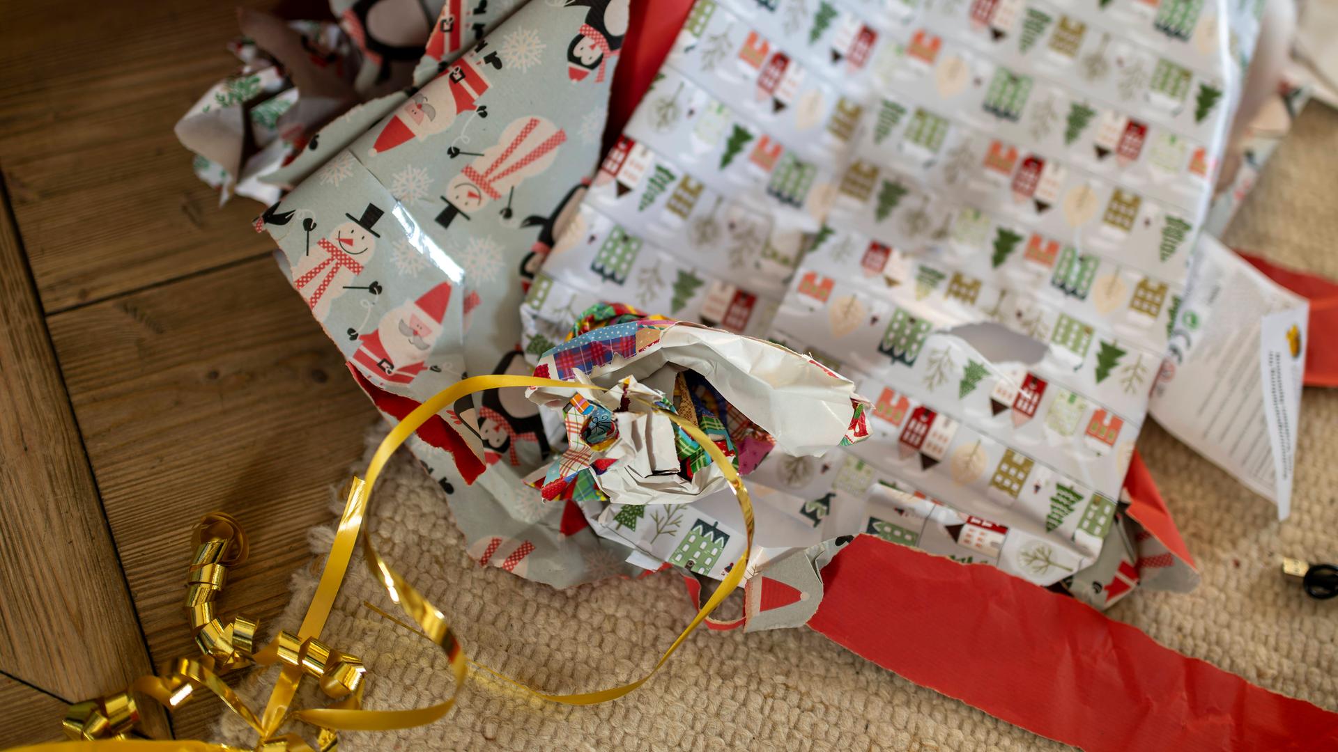 Zerknülltes Geschenkpapier auf dem Boden