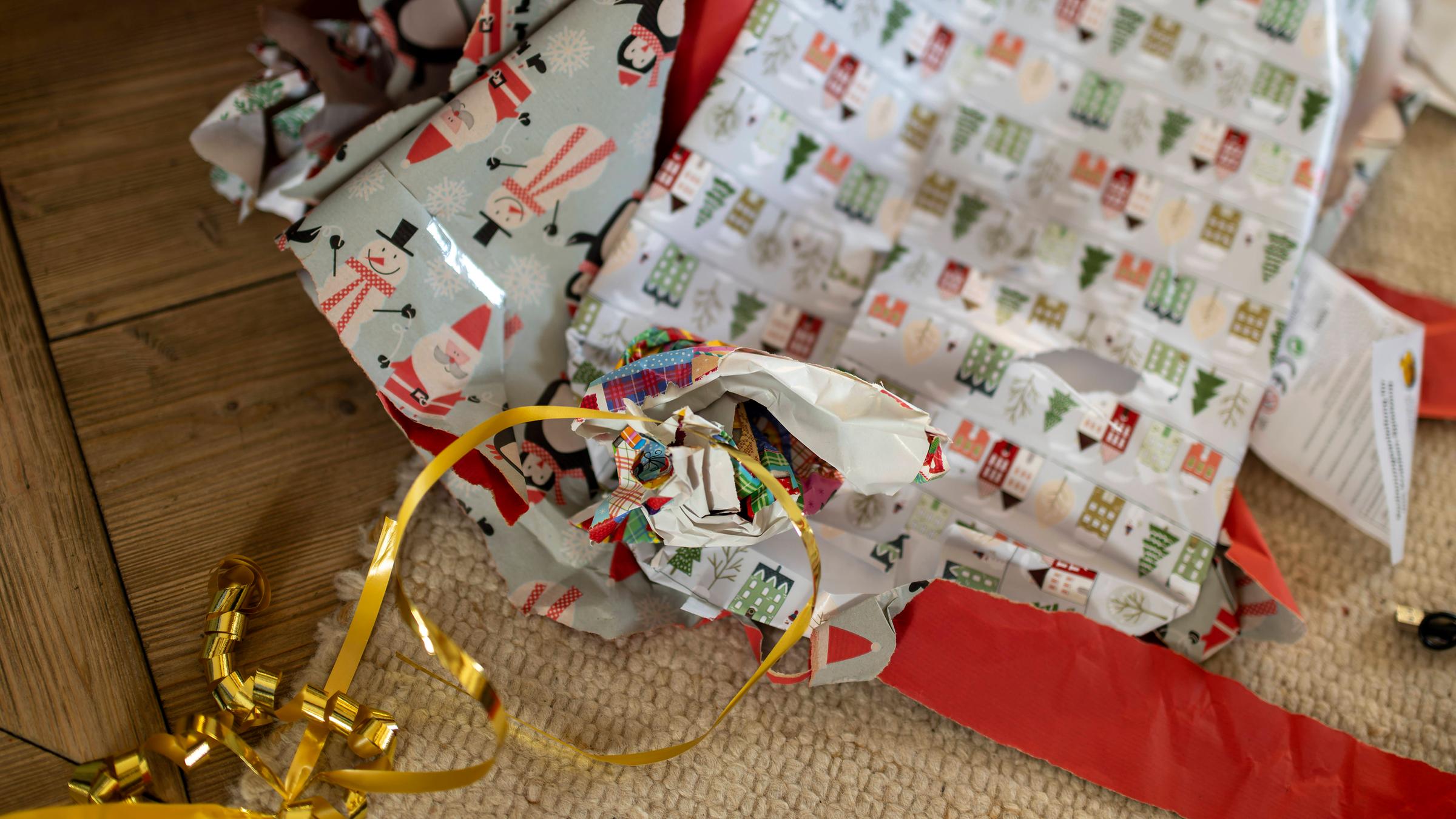 Zerknülltes Geschenkpapier auf dem Boden