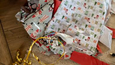 Zerknülltes Geschenkpapier auf dem Boden