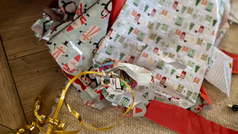 Zerknülltes Geschenkpapier auf dem Boden