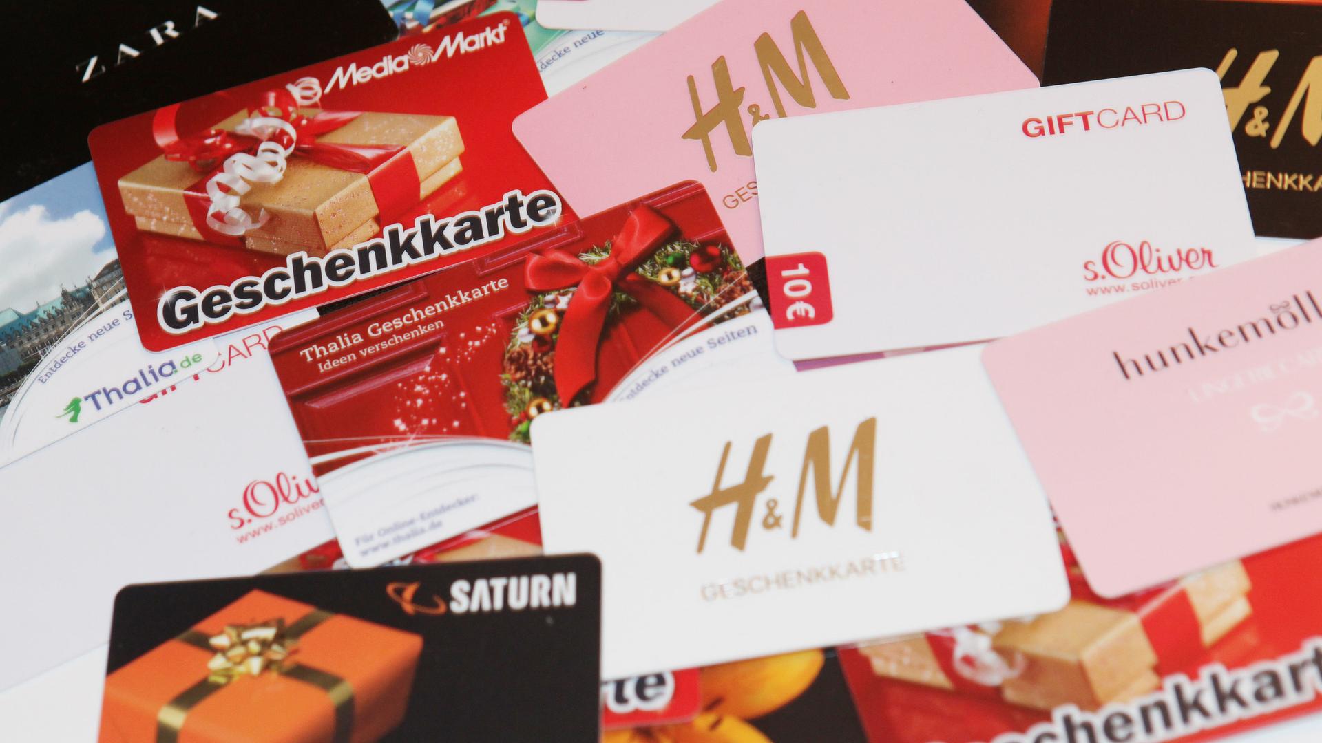 Geschenkgutscheine und Geschenkkarten von verschiedenen Einzelhändlern.