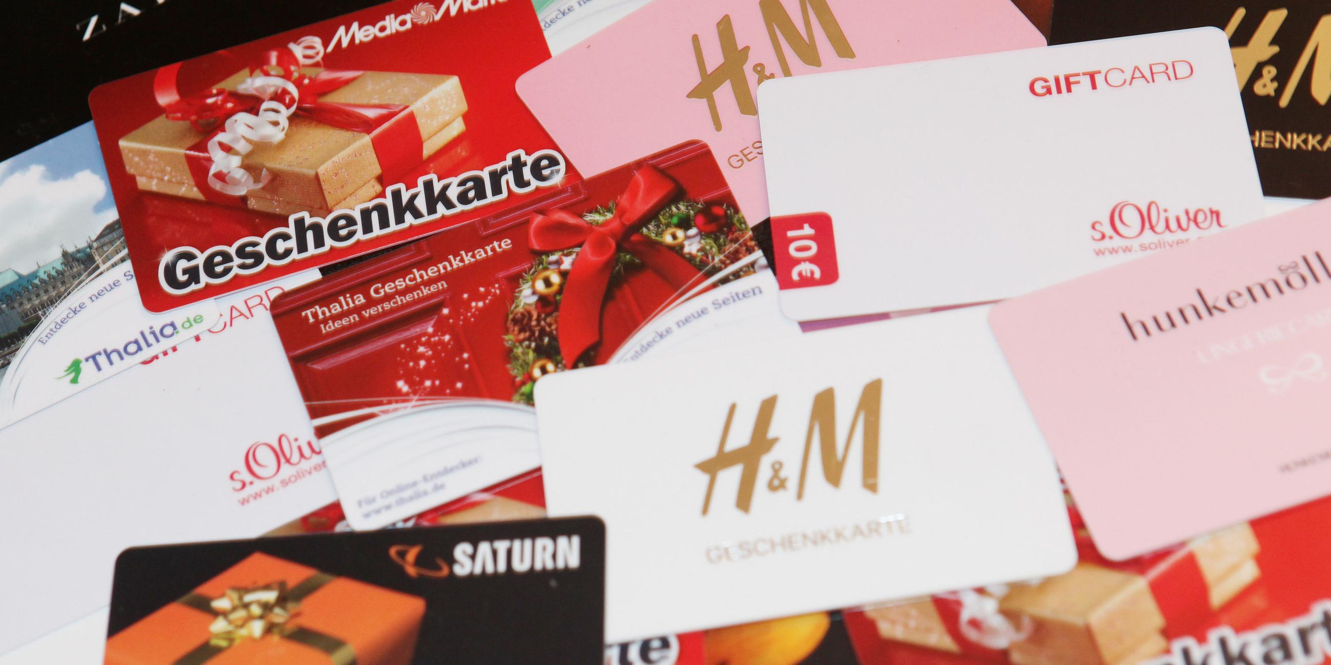 Geschenkgutscheine und Geschenkkarten von verschiedenen Einzelhändlern.