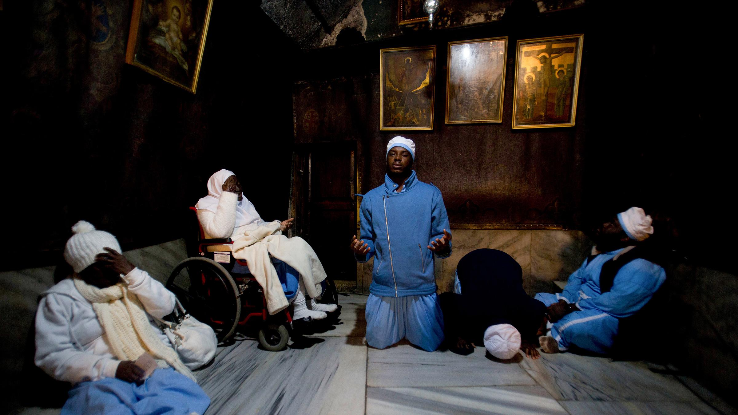 Pilger beten in der Grotte der Geburtskirche in Bethlehem, am 24.12.2019.