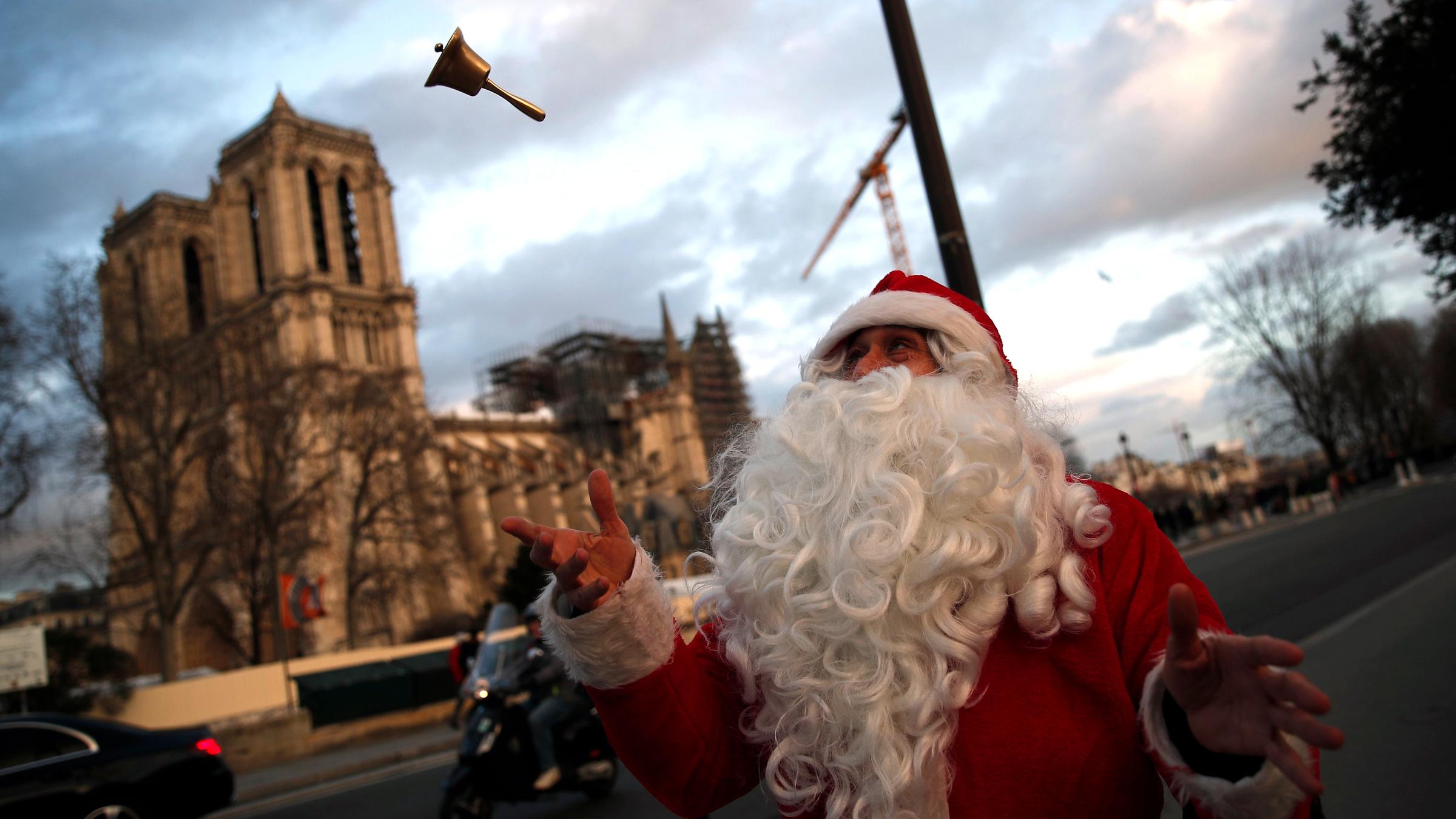 Weihnachtsmann vor Notre Dame