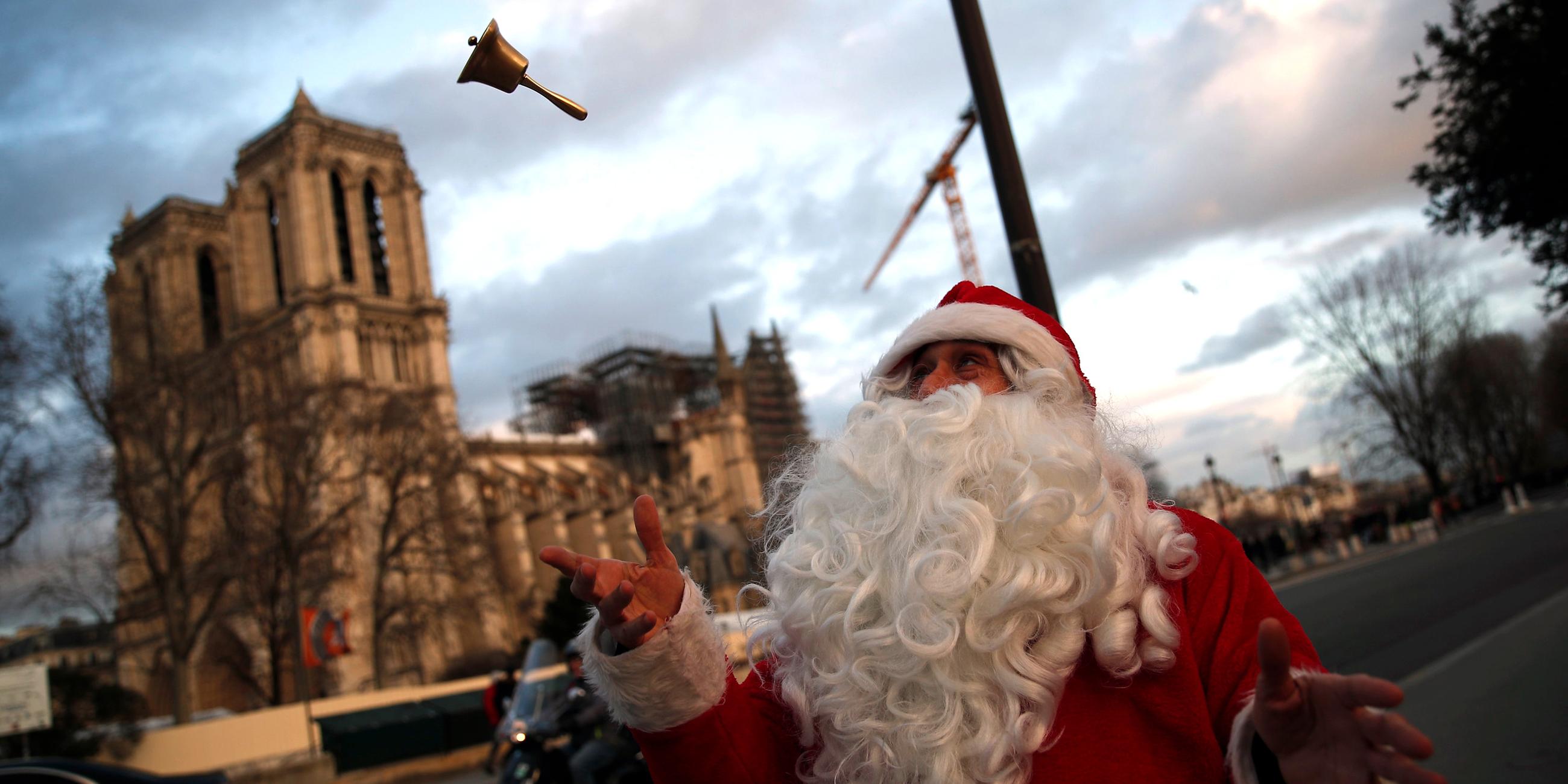 Weihnachtsmann vor Notre Dame