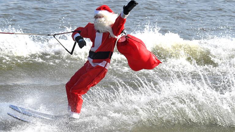 Weihnachtsmann auf Wasserskiern