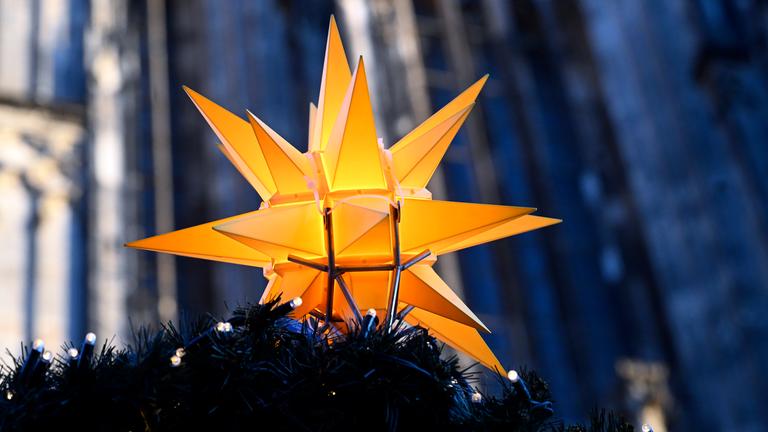 Ein Weihnachtsstern leuchtet am Domvorplatz. 