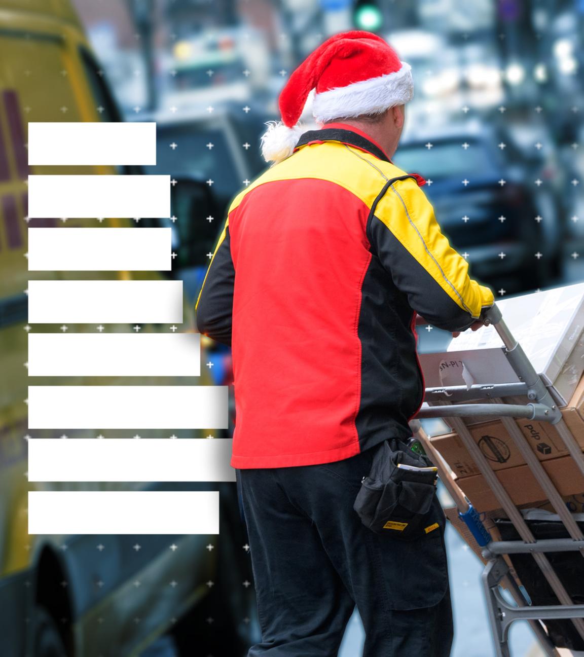 Ein Paketzusteller von DHL mit Weihnachtsmütze transportiert Pakete auf einer Sackkarre.