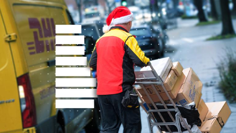 Ein Paketzusteller von DHL mit Weihnachtsmütze transportiert Pakete auf einer Sackkarre.