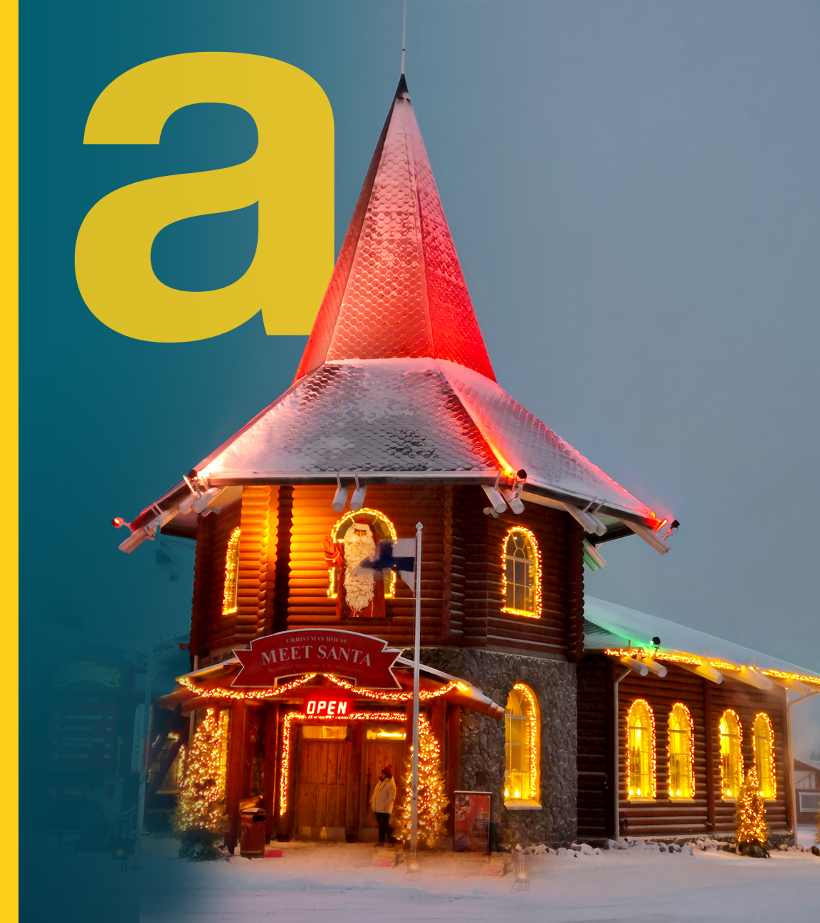 Großer Weihnachtsbaum und beleuchtetes Weihnachtshaus im "Weihnachtsdorf" in Finnland, daneben ein großes gelbes a