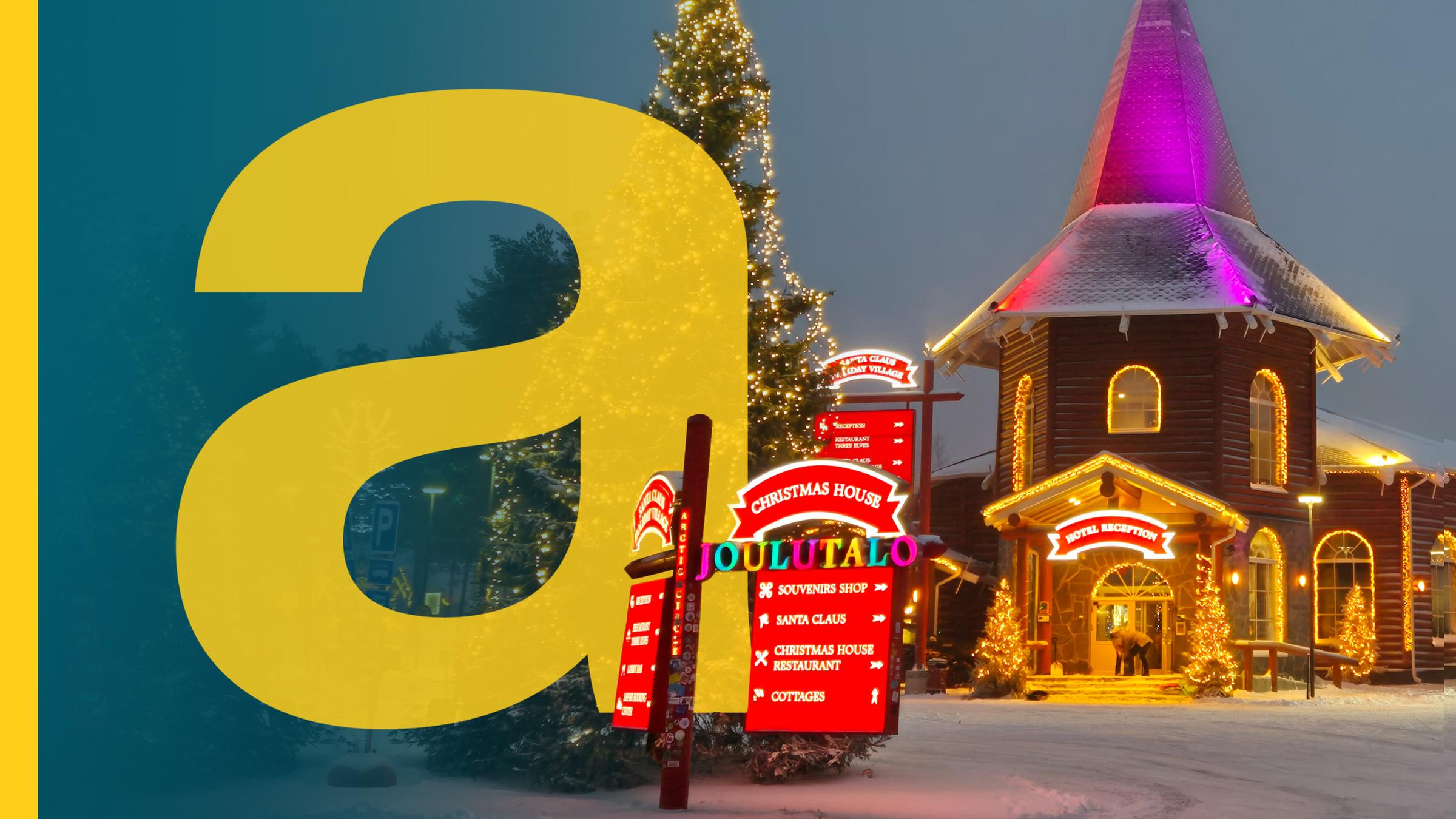 Großer Weihnachtsbaum und beleuchtetes Weihnachtshaus im "Weihnachtsdorf" in Finnland, daneben ein großes gelbes a