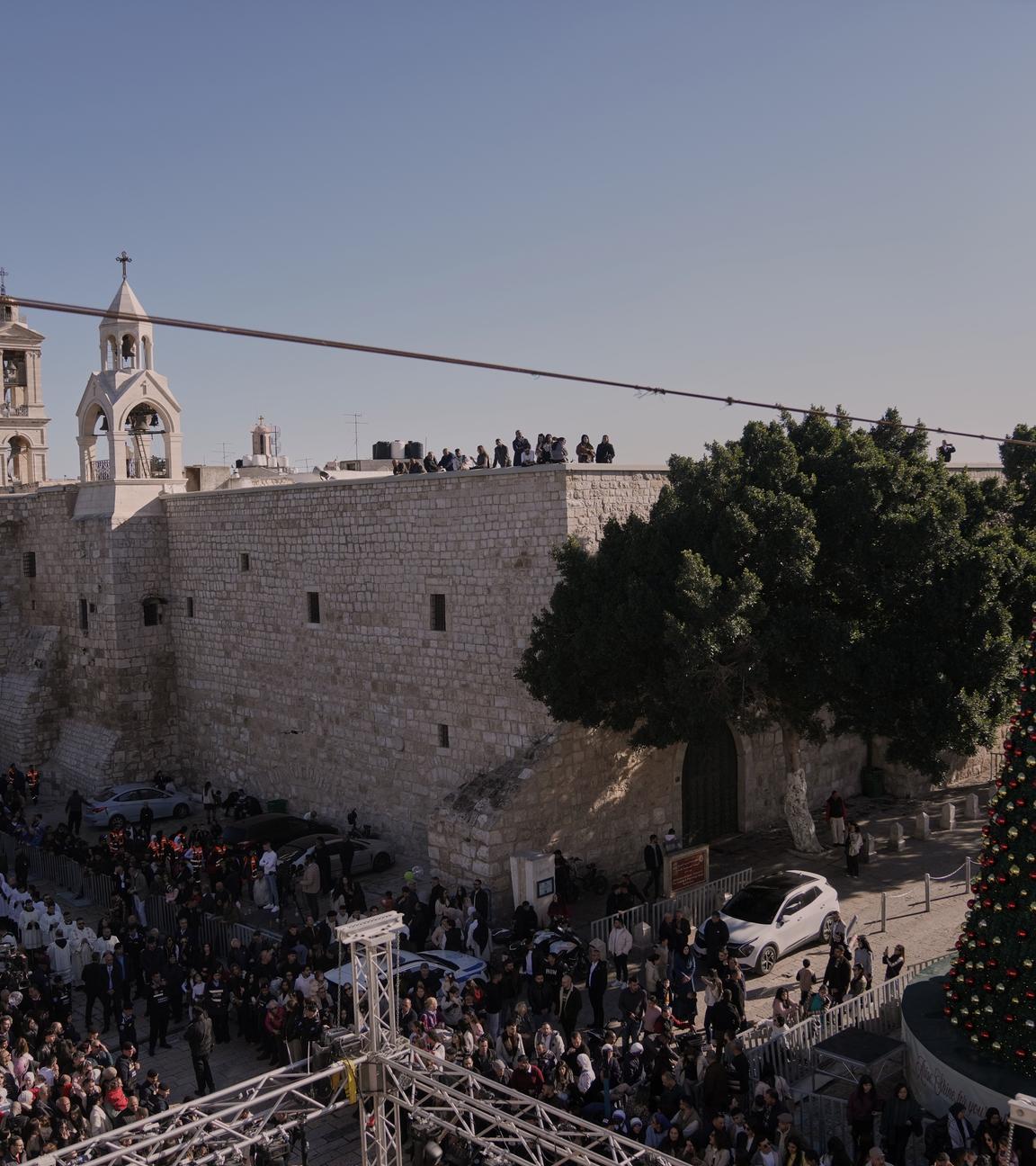 Katholische Geistliche ziehen am Heiligabend in einer Prozession neben der Geburtskirche.