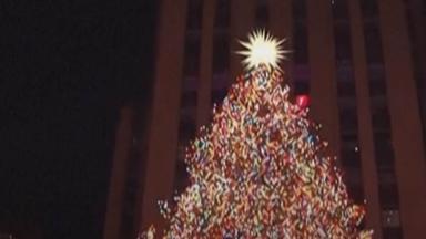 Der berühmte Weichnachtsbaum am Rockefeller Center in New York erleuchtet nach iner feierlichen Zeremonie.
