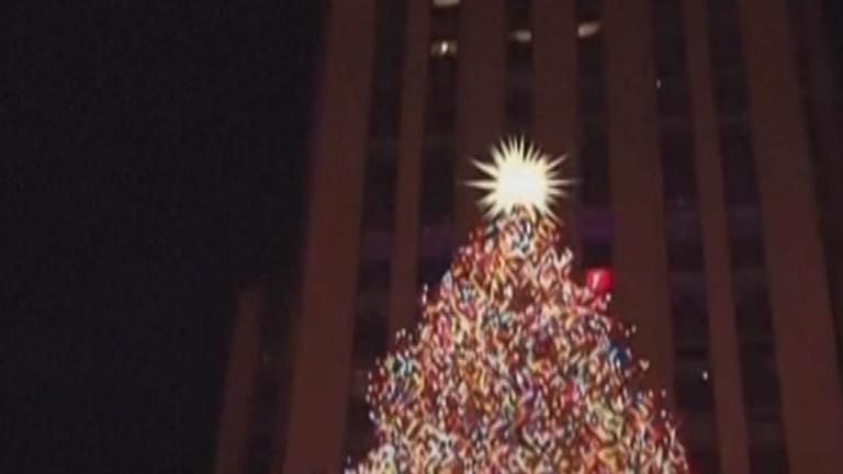 Der berühmte Weichnachtsbaum am Rockefeller Center in New York erleuchtet nach iner feierlichen Zeremonie.
