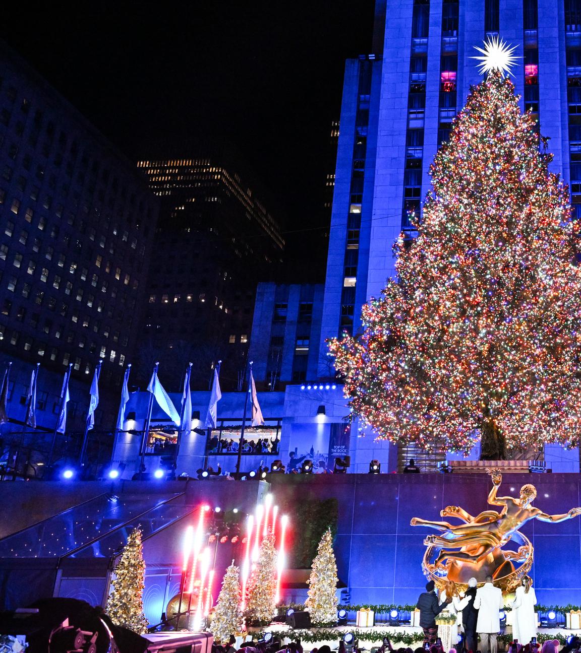Der Weihnachtsbaum am Rockefeller Center wurde am 3. 12. 2025, in New York feierlich erleuchtet.