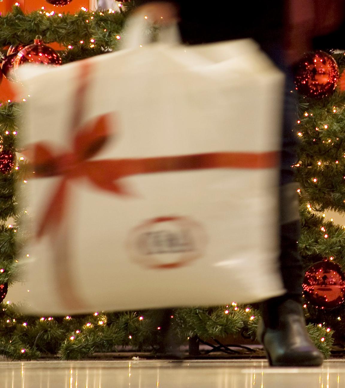 Eine Frau geht in einem Berliner Einkaufszentrum an einem Weihnachtsbaum vorbei. (Archiv)