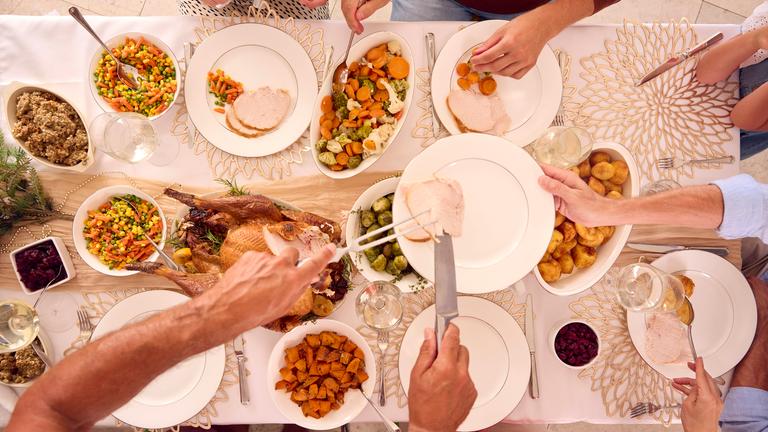 Familie sitzt am Tisch beim Weihnachtsessen.