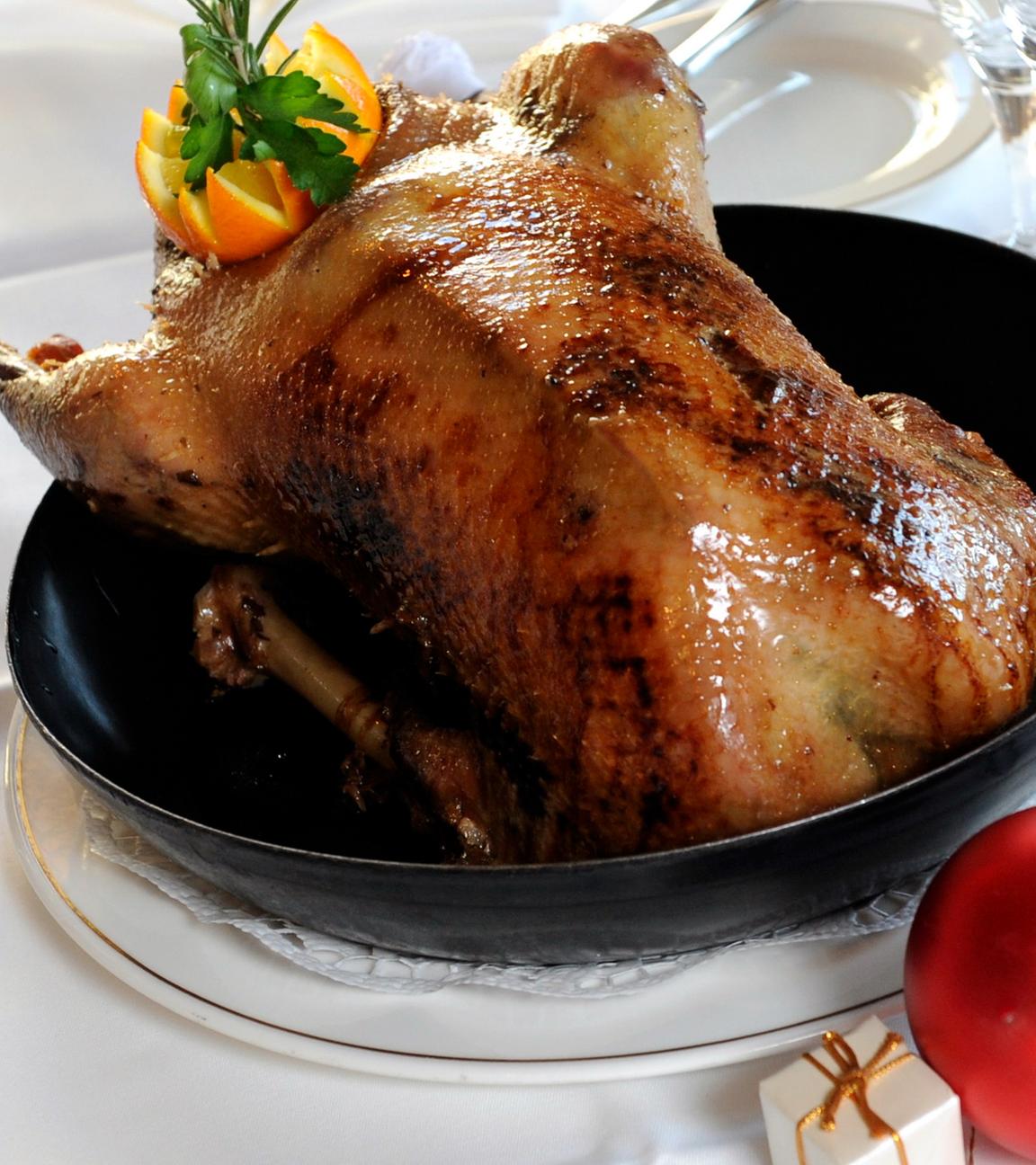 Archiv: Ein Gänsebraten steht vor einem Weihnachtsessen in einer Gaststätte in München (Oberbayern) am 30.11.2010