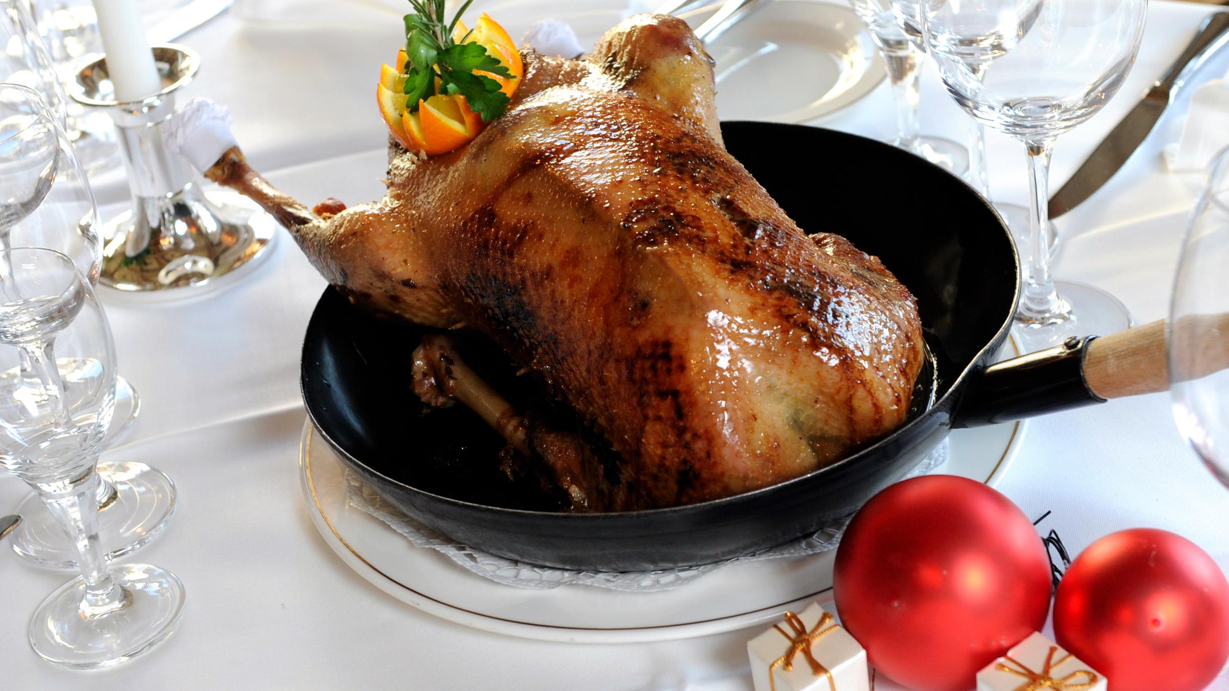 Archiv: Ein Gänsebraten steht vor einem Weihnachtsessen in einer Gaststätte in München (Oberbayern) am 30.11.2010