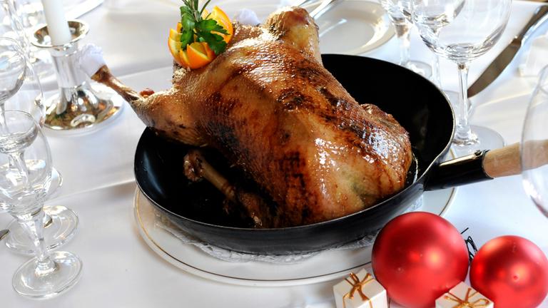 Archiv: Ein Gänsebraten steht vor einem Weihnachtsessen in einer Gaststätte in München (Oberbayern) am 30.11.2010