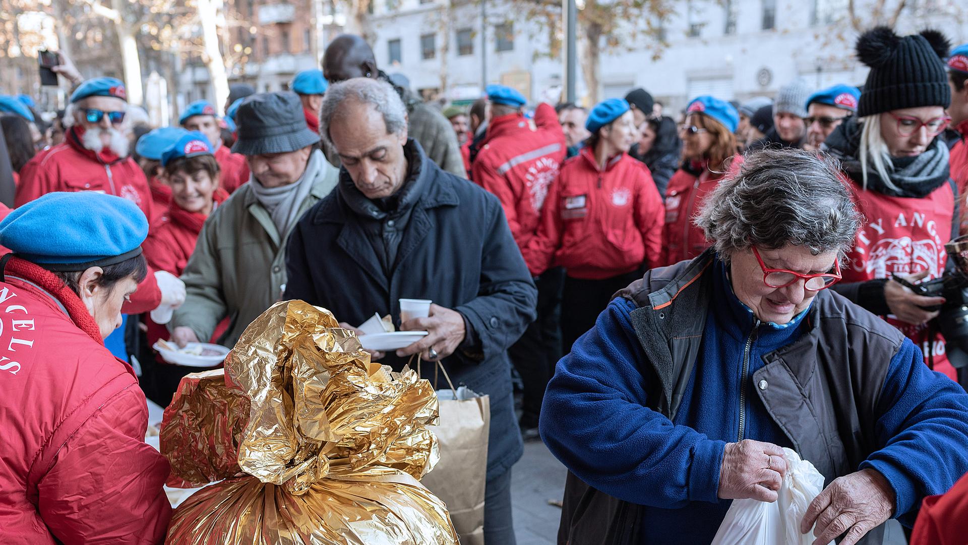 Die freiwilligen der Hilfsorganisation City Angels feiern Weihnachten als interreligiöses Fest mit Obdachlosen und Passanten, beim Shoa Memorial, der Gedenkstätte für die jüdischen Opfer des Nationalsozialismus in Mailand. 