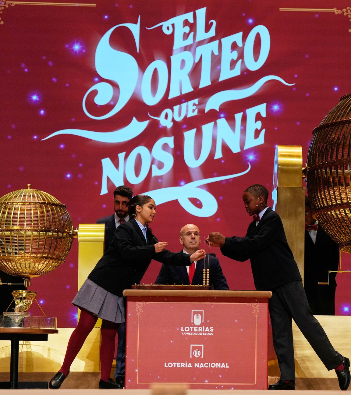 Kinder der Madrider Schule San Ildefonso ziehen während der jährlichen Weihnachtslotterie "El Gordo" ("Der Dicke") im Madrider Teatro Real, am 22.12.2025, die Lottozahlen. 