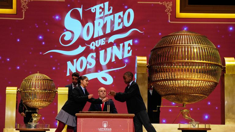 Kinder der Madrider Schule San Ildefonso ziehen während der jährlichen Weihnachtslotterie "El Gordo" ("Der Dicke") im Madrider Teatro Real, am 22.12.2025, die Lottozahlen. 