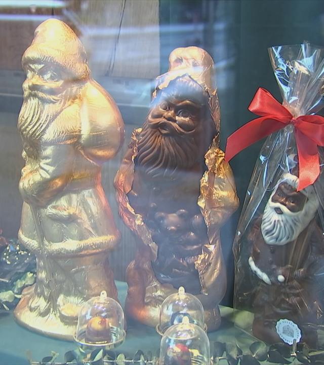 Weihnachtsmänner im Schaufenster