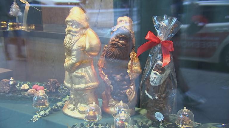 Weihnachtsmänner im Schaufenster