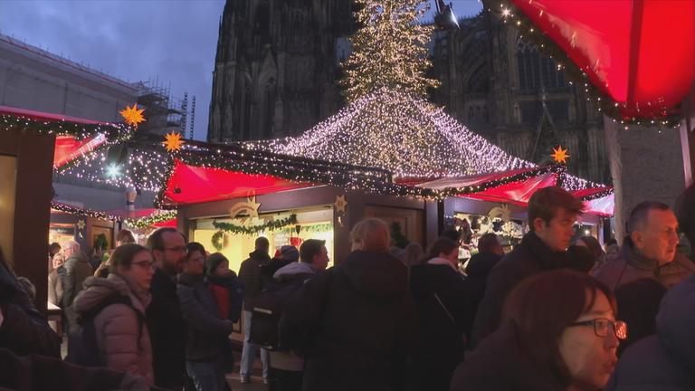 Auf dem Bild sieht man einen Weihnachtsmarkt.