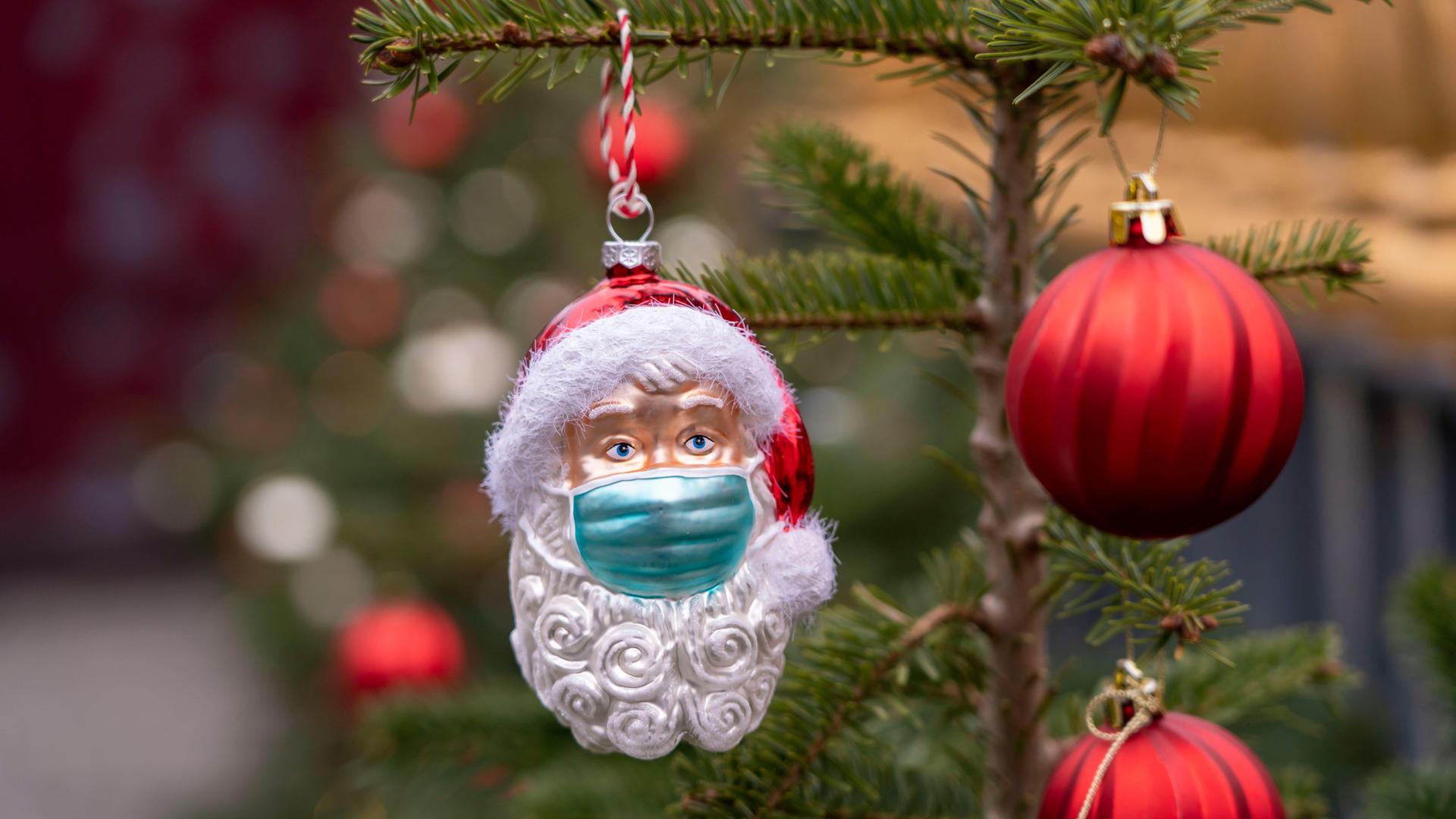 Weihnachtskugel Nikolaus-Motiv mit Corona-Maske