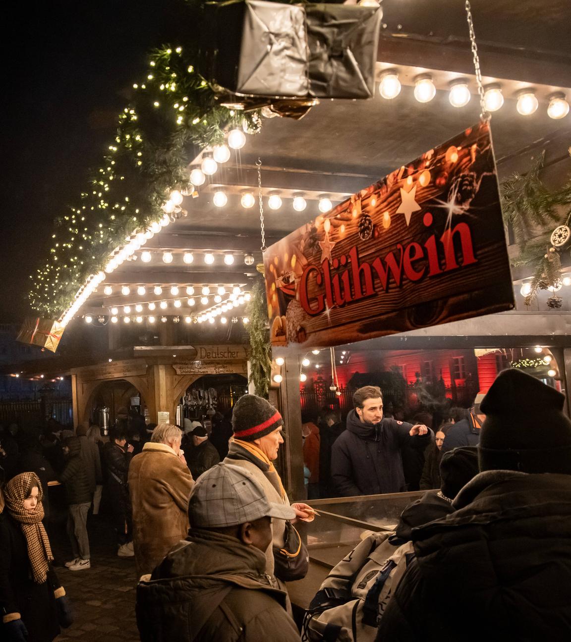 Weihnachtsmarkt am Schloss Charlottenburg in Berlin Besucher auf dem Weihnachtsmarkt am Schloss Charlottenburg in Berlin, Deutschland, am 29. Dezember 2024.