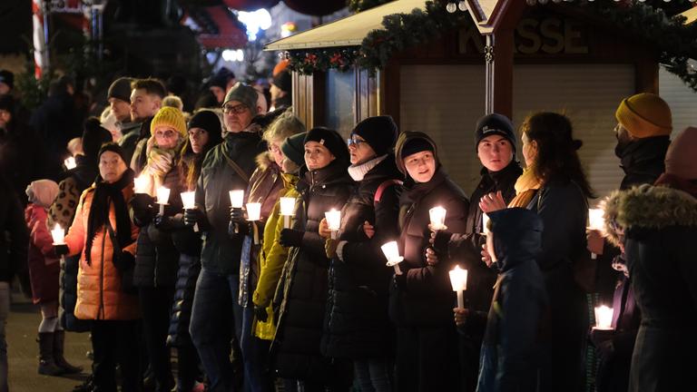 Sachsen-Anhalt, Magdeburg: Menschenkette zum Gedenken an die Opfer und Betroffenen des Anschlags auf dem Magdeburger Weihnachtsmarkt.