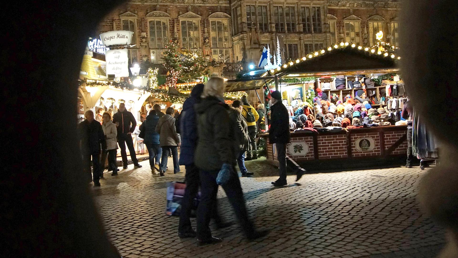 Der Bremer Weihnachtsmarkt auf dem Marktplatz mit dem historischen Rathaus
