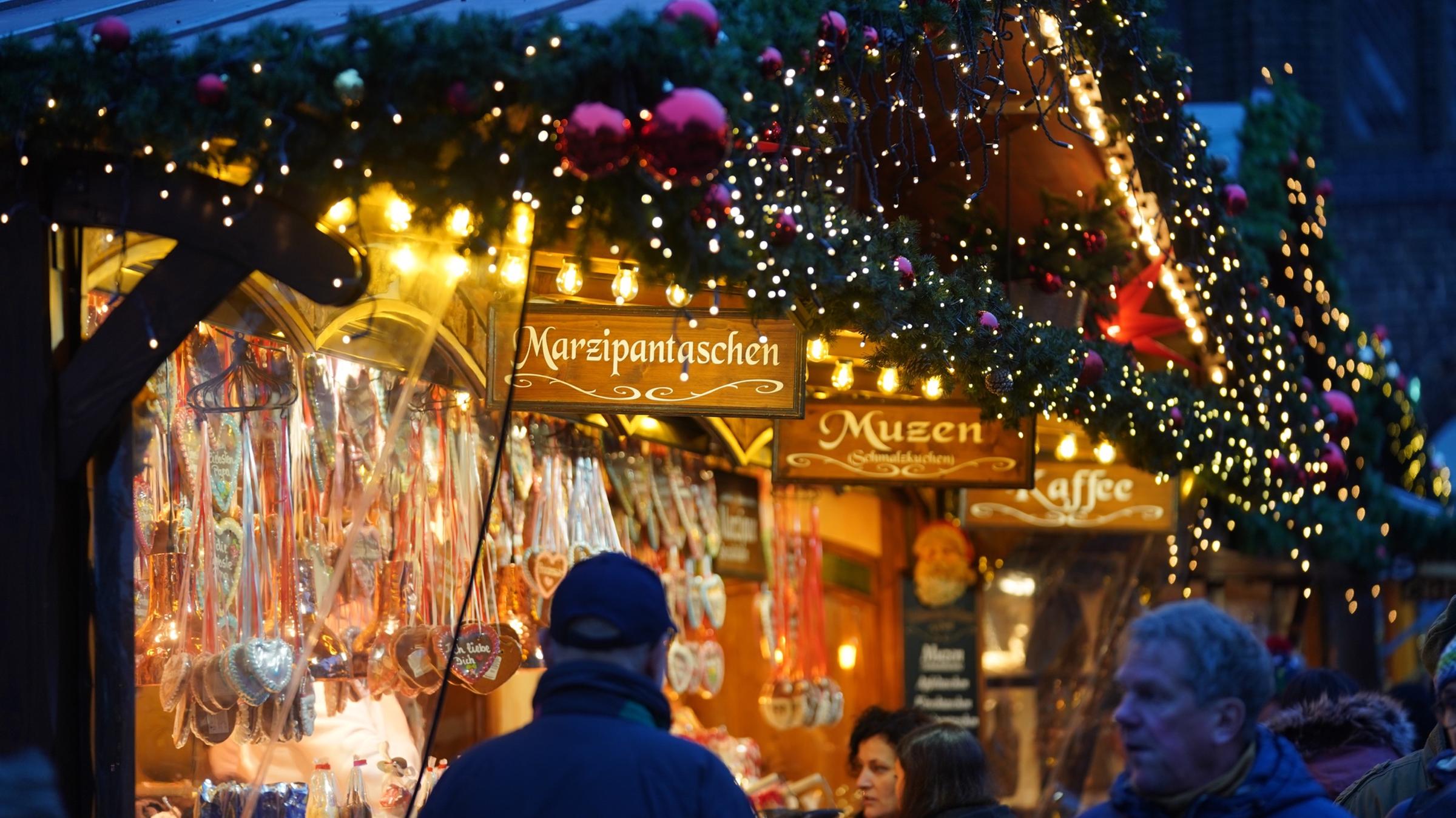 Stände auf dem Weihnachtsmarkt in Lübeck