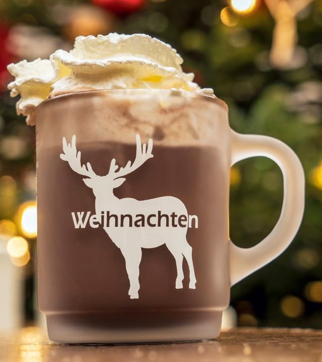 Heiße Schokolade mit Schuss an Weihnachten