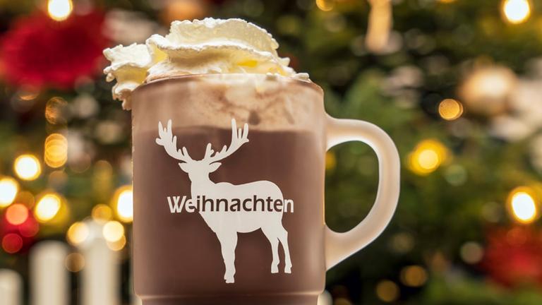 Heiße Schokolade mit Schuss an Weihnachten