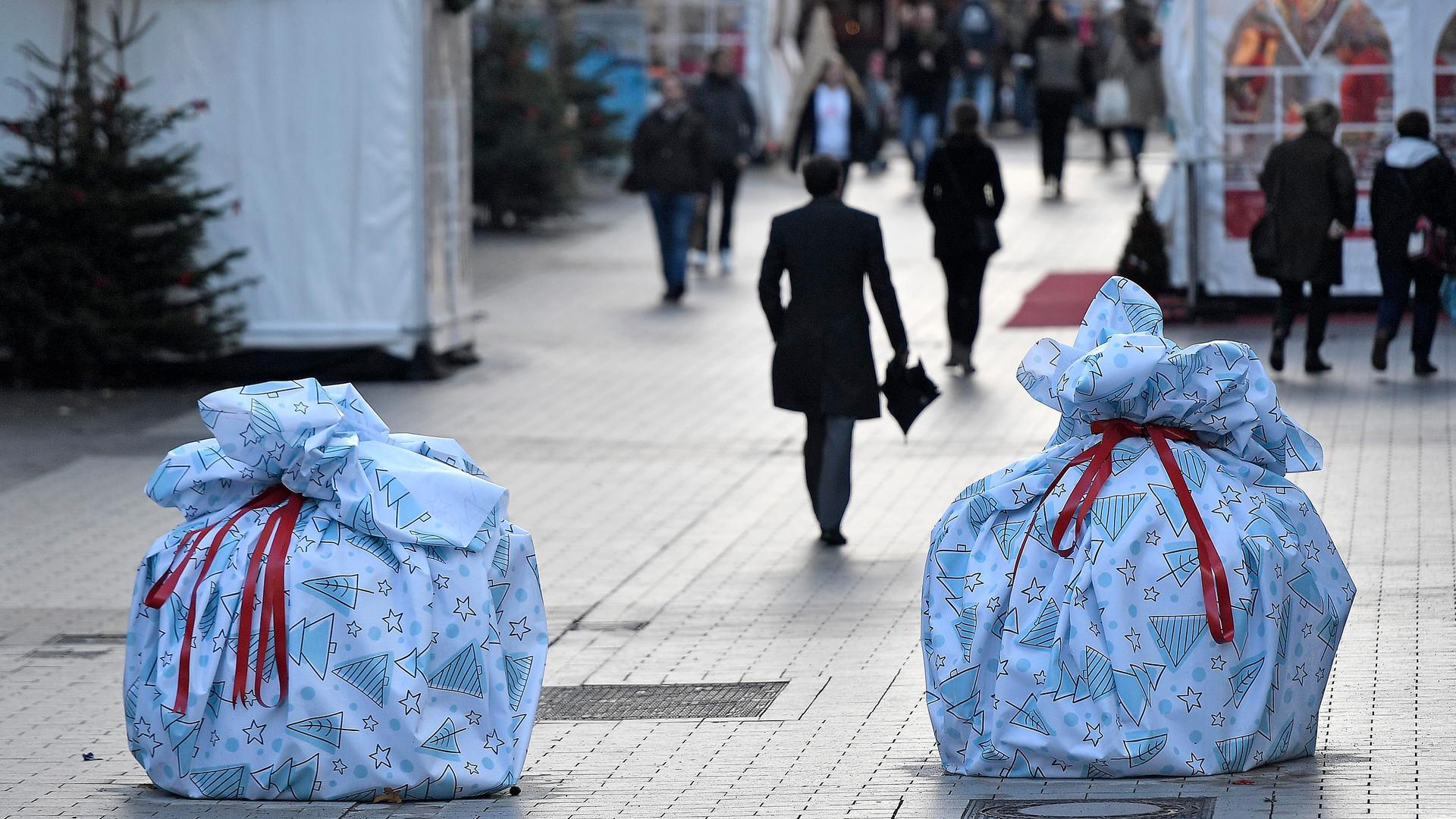Wie Weihnachtsgeschenke verpackte Straßensperren sichern den Weg zum Weihnachtsmarkt in Bochum, aufgenommen am 24.11.2017