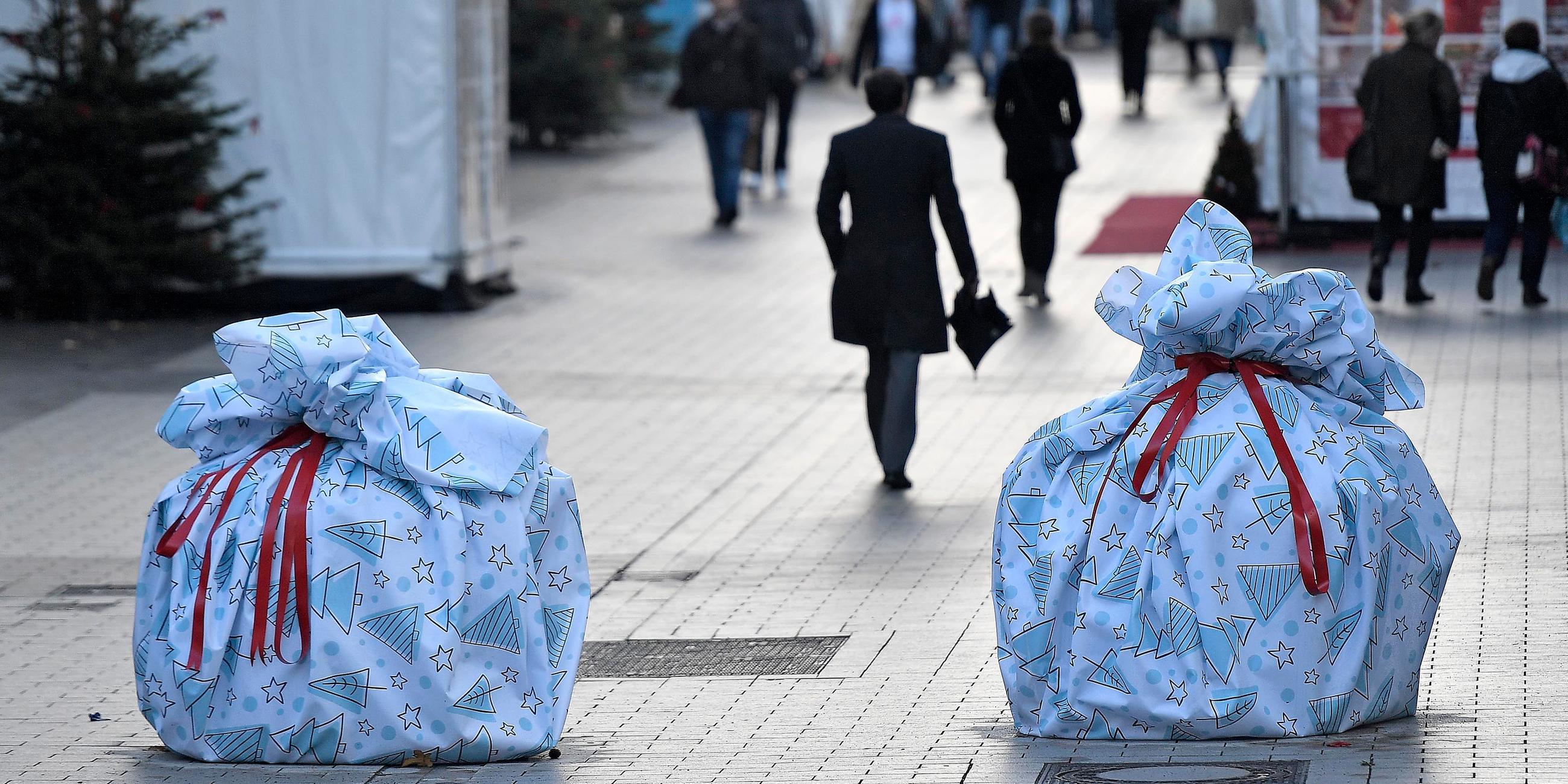 Wie Weihnachtsgeschenke verpackte Straßensperren sichern den Weg zum Weihnachtsmarkt in Bochum, aufgenommen am 24.11.2017