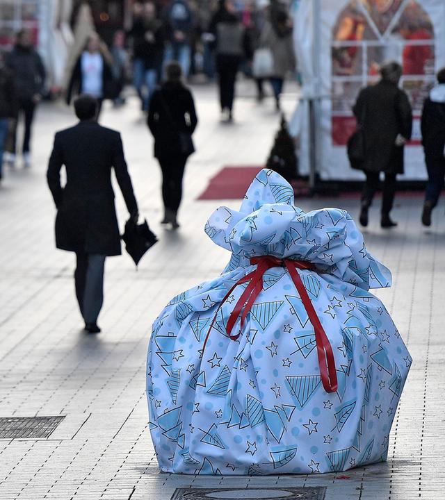 Wie Weihnachtsgeschenke verpackte Straßensperren sichern den Weg zum Weihnachtsmarkt in Bochum, aufgenommen am 24.11.2017