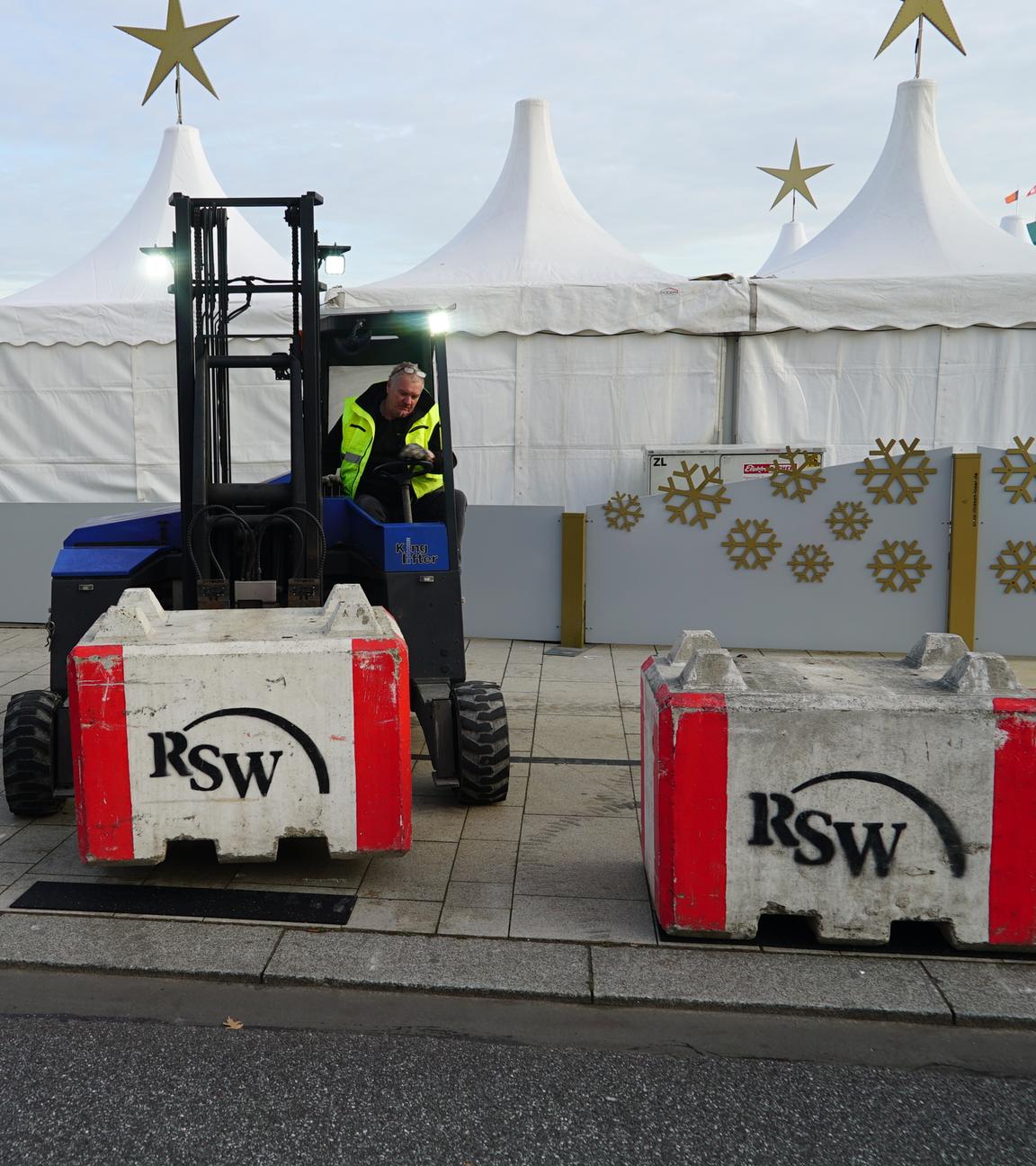 Der Aufbei des Weihnachtsmarkts in Hamburg am Jungfernstieg ist zu sehen.