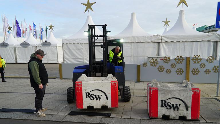 Der Aufbei des Weihnachtsmarkts in Hamburg am Jungfernstieg ist zu sehen.