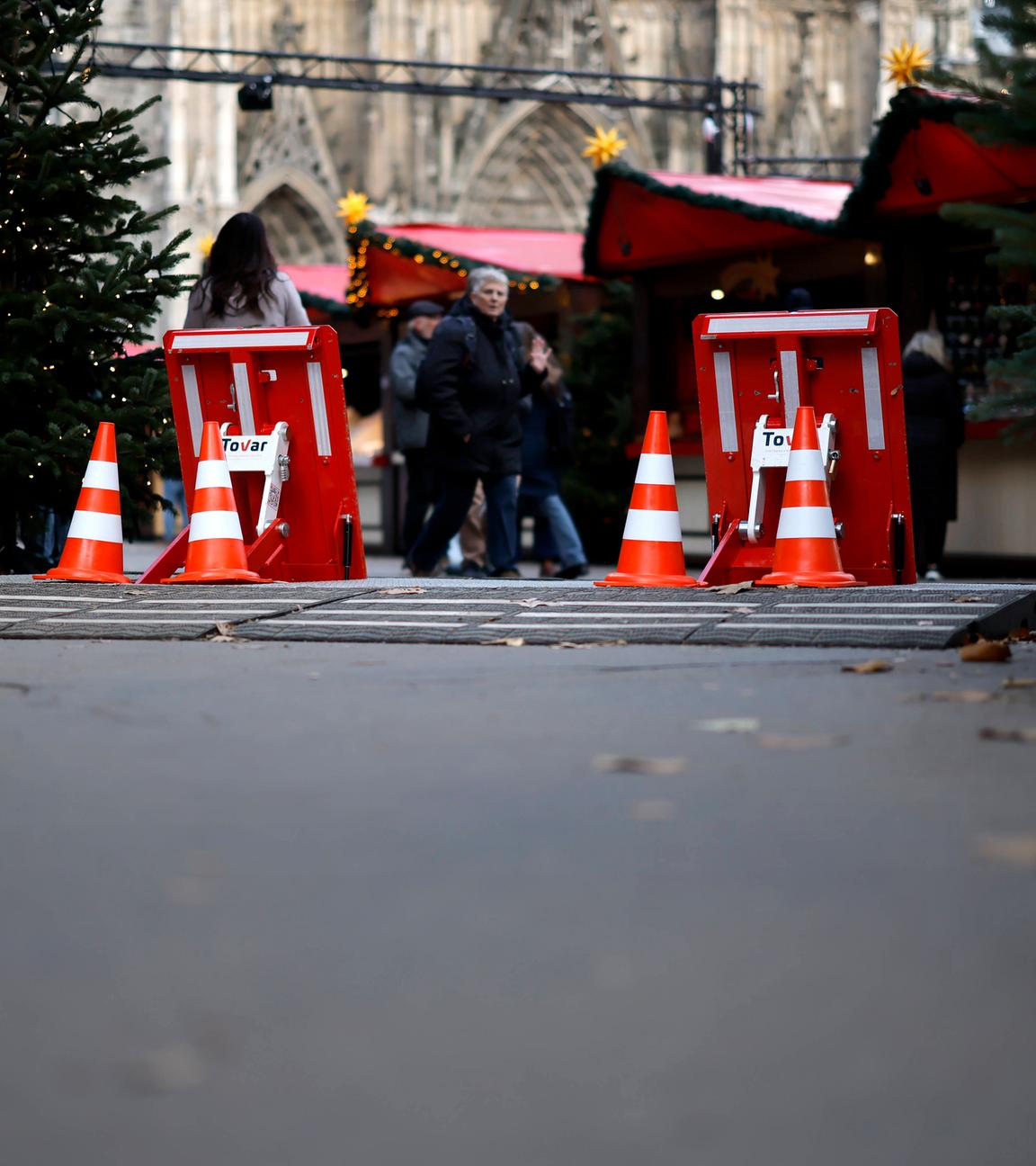 Fahrzeugsperren am Eingang zum Weihnachtsmarkt am Kölner Dom am 18.11.2025.