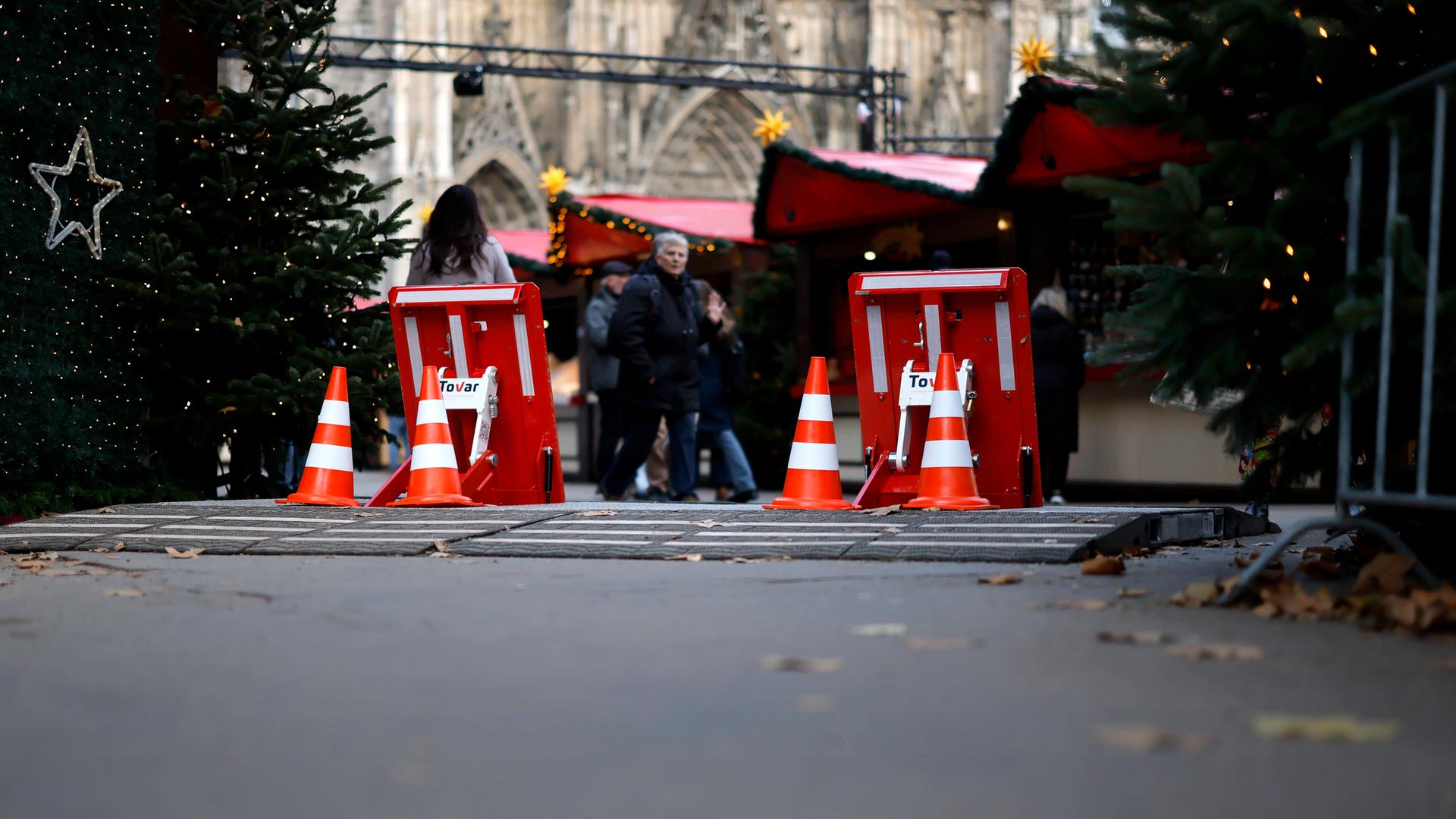 Fahrzeugsperren am Eingang zum Weihnachtsmarkt am Kölner Dom am 18.11.2025.