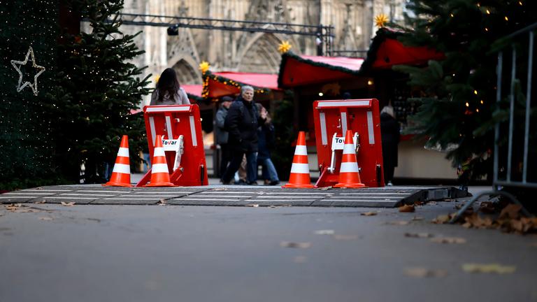 Fahrzeugsperren am Eingang zum Weihnachtsmarkt am Kölner Dom am 18.11.2025.