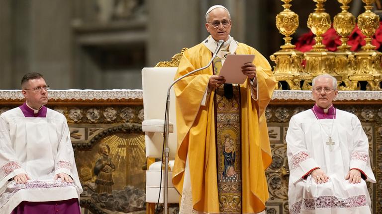 Papst Leo XIV. verliest seine Botschaft während der Heiligabendmesse im Petersdom im Vatikan.